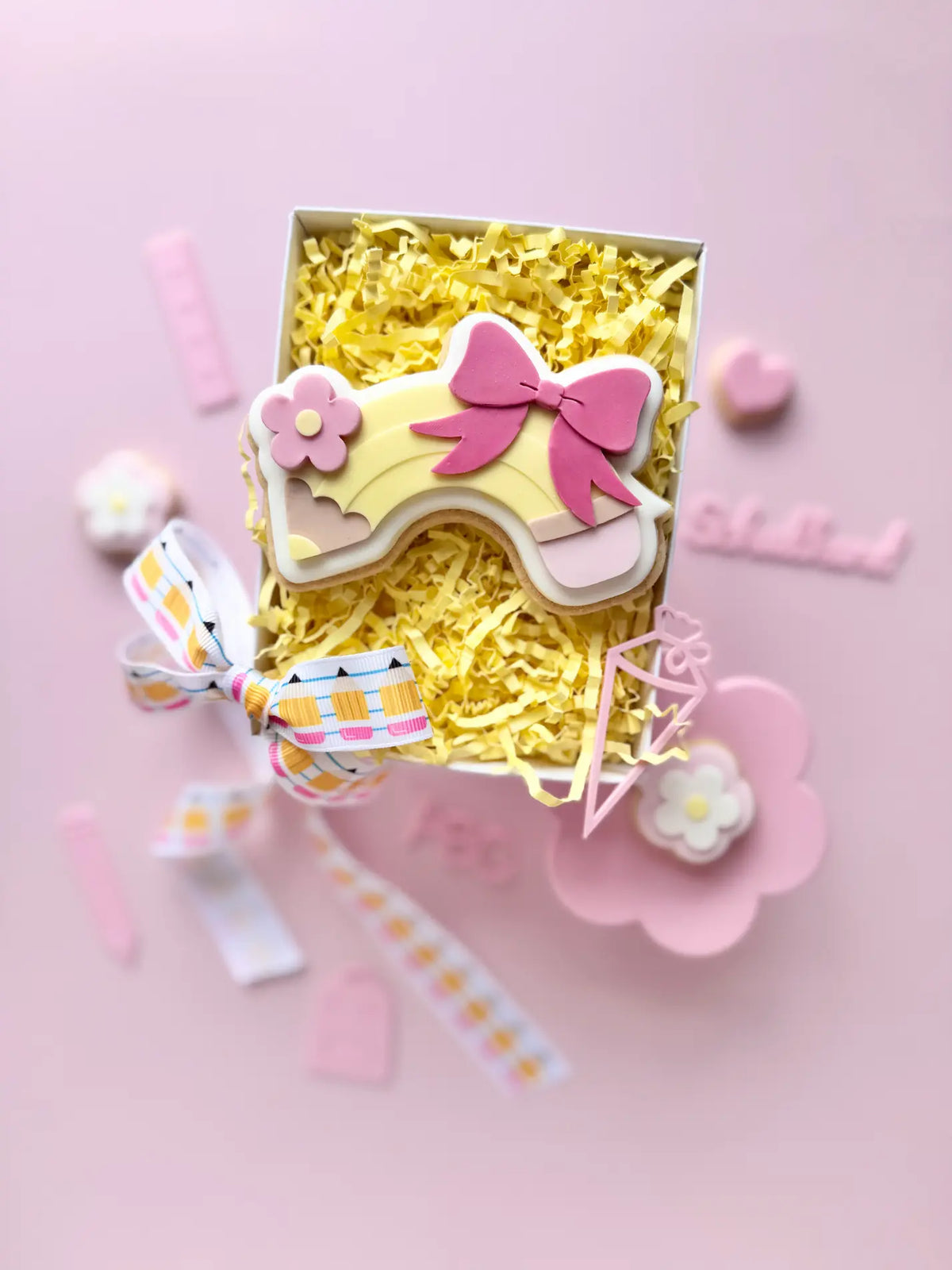 Regenbogenstift mit Schleife & Blume – Cookie Cutter & Stempel (Einschulung, Schulstart & Schulkind) – Produktmotiv für Cookie Cutter und Stempel – Danis Drip