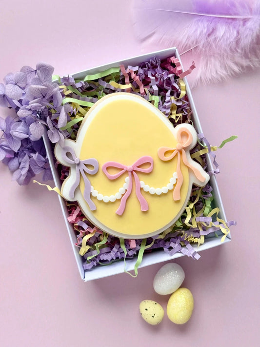 Festliches Osterei mit Schleifengirlande – Perfekt für detailreiche Kekse – Produktmotiv für Cookie Cutter und Stempel – Danis Drip