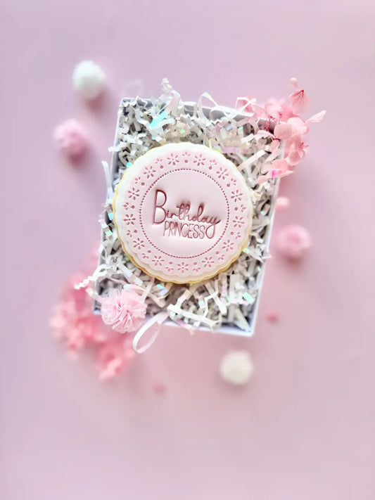 Spitzendeckchen Birthday Princess Cookie Cutter & Stempel – 3-teiliges Set – Produktmotiv für Cookie Cutter und Stempel – Danis Drip