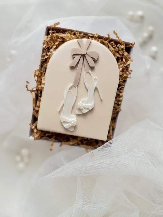 Hochzeits-Keks-Sortiment mit Brautpaar, Brautkleid, Anzug, Ringmotiven, Torte, Sektturm, Brautschuhen und romantischen Schriftzügen als Dekorationsbeispiel. debosser embosser
