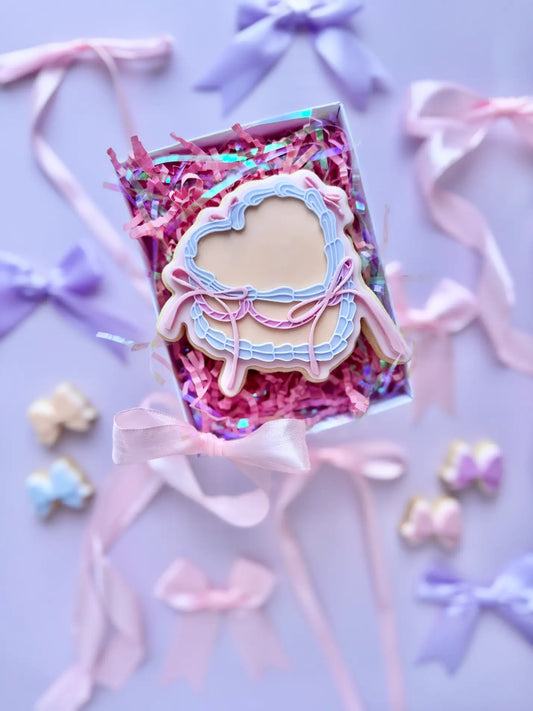 Vintage-Herztorte mit Schleife -Cookie Cutter & Stempel – Produktmotiv für Cookie Cutter und Stempel – Danis Drip