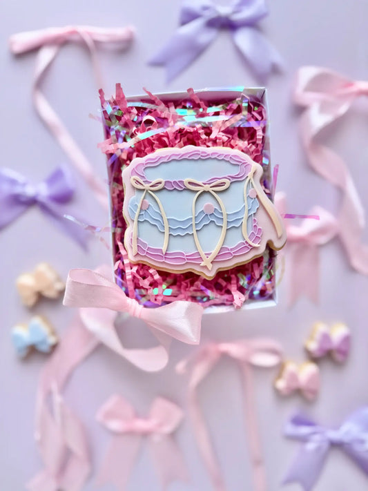 Runde Vintage-Torte mit Schleife -Cookie Cutter & Stempel – Produktmotiv für Cookie Cutter und Stempel – Danis Drip