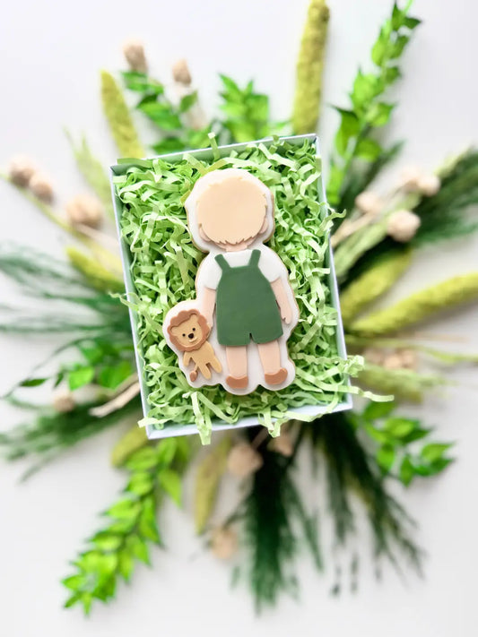 Kind mit Löwen-Kuscheltier – Cookie Cutter & Stempel – Produktmotiv für Cookie Cutter und Stempel – Danis Drip