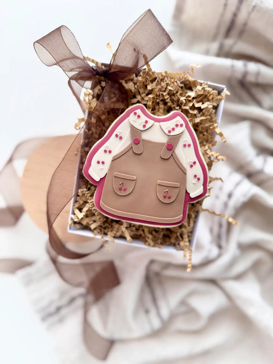 Baby Latzkleid mit Kirsche – Cookie Cutter & Stempel (Cherry Baby & Coquette Design) – Produktmotiv für Cookie Cutter und Stempel – Danis Drip