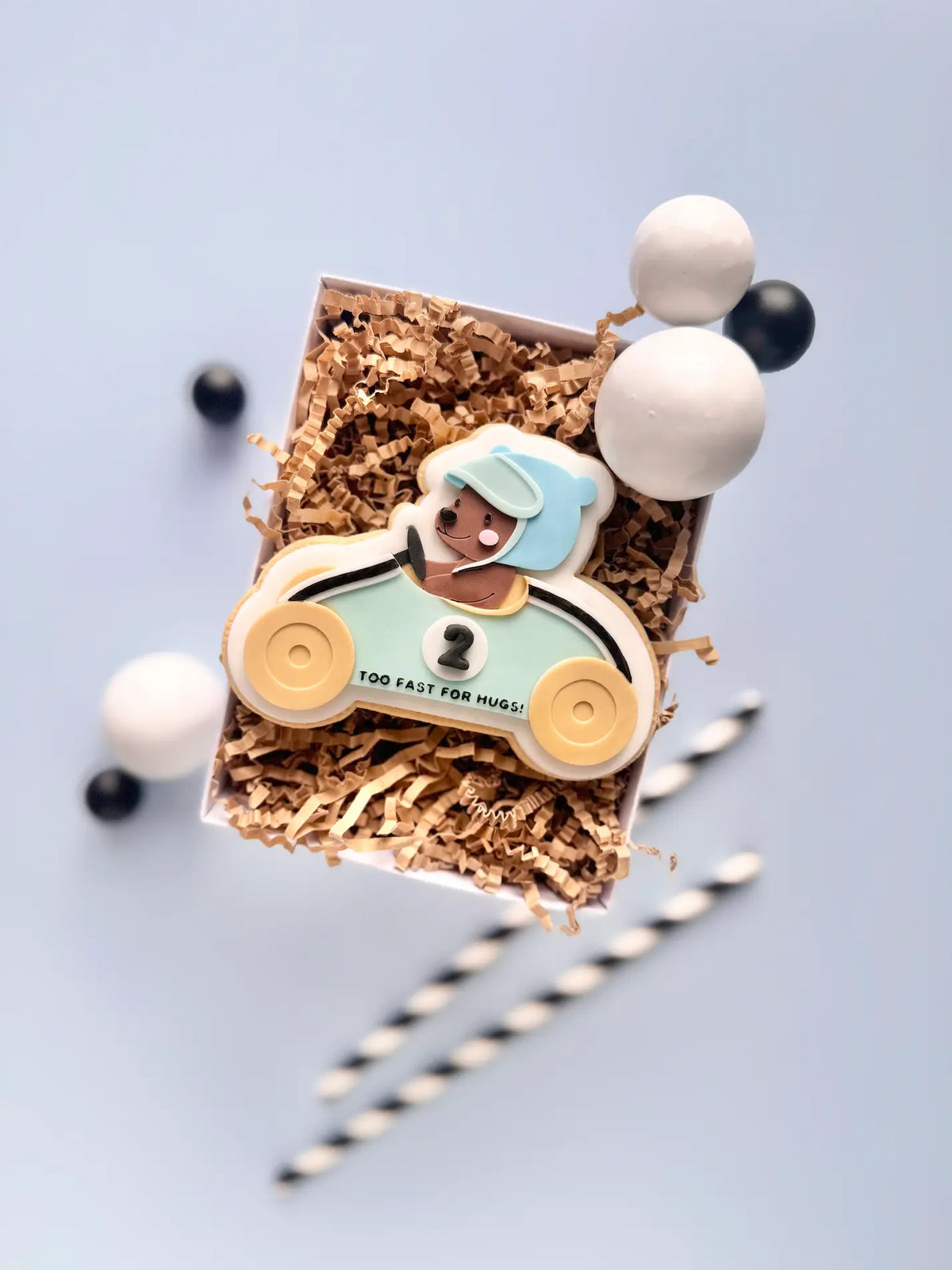 🏁 Rennbär im Auto – Cookie Cutter & Stempel – Produktmotiv für Cookie Cutter und Stempel – Danis Drip