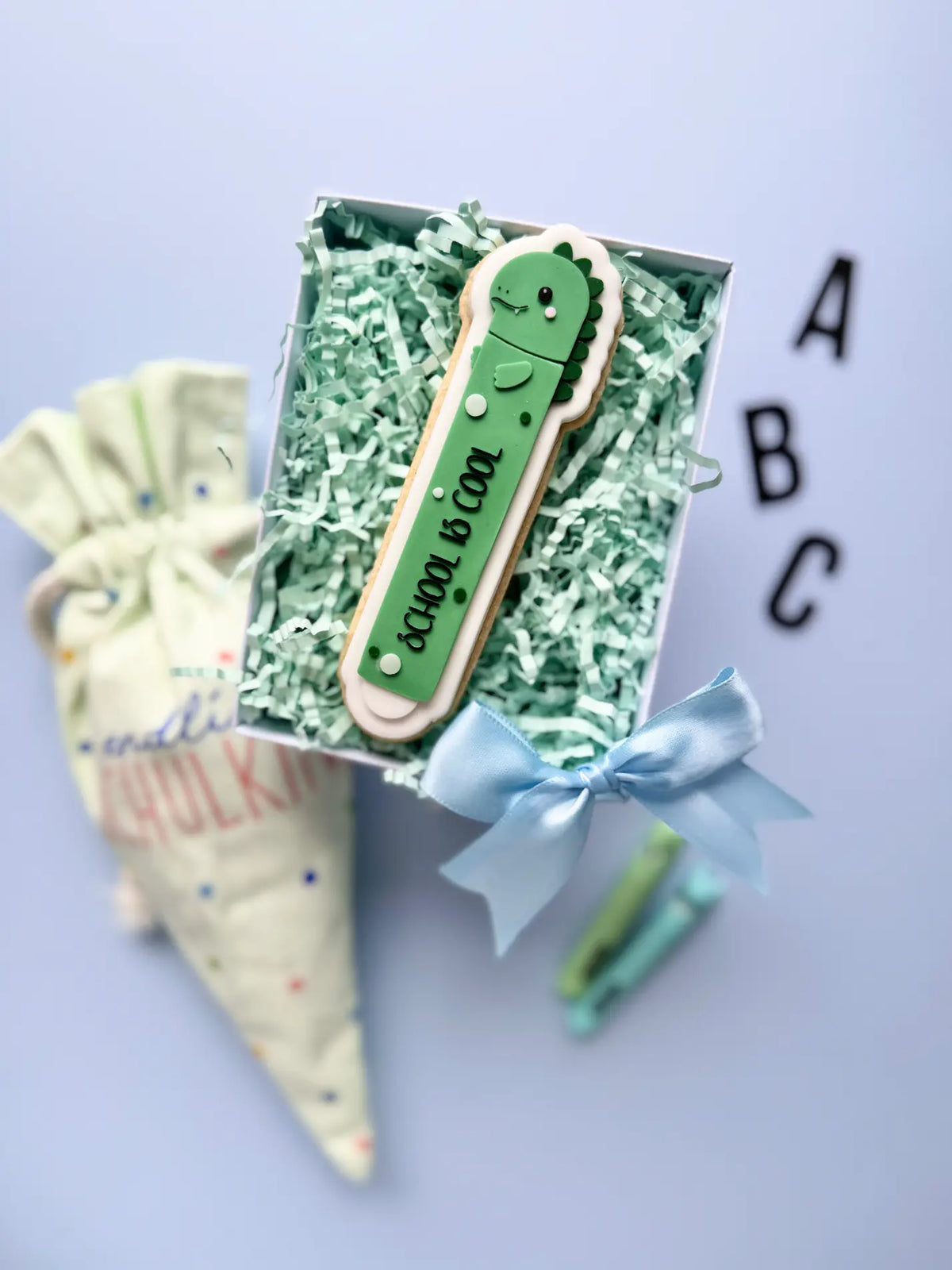 Stift Dino – Cookie Cutter & Stempel (Einschulung, Schulstart & Schulkind) – Produktmotiv für Cookie Cutter und Stempel – Danis Drip