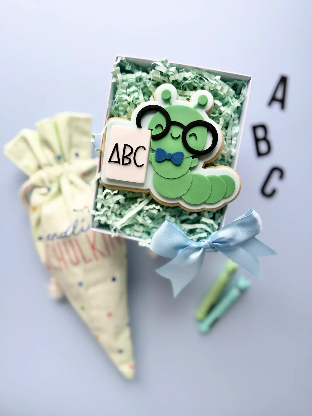 Bücherwurm Junge – Cookie Cutter & Stempel (Einschulung, Lesen & Schulstart) – Produktmotiv für Cookie Cutter und Stempel – Danis Drip