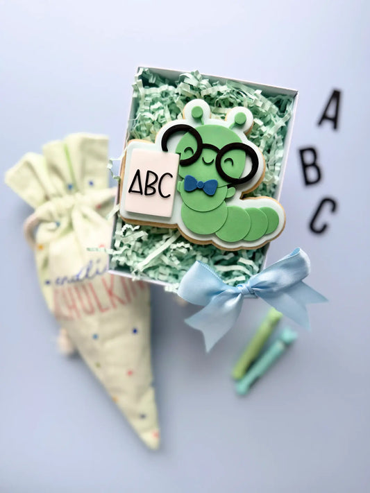 Bücherwurm Junge – Cookie Cutter & Stempel (Einschulung, Lesen & Schulstart) – Produktmotiv für Cookie Cutter und Stempel – Danis Drip