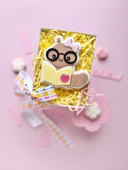 Bücherwurm Mädchen – Cookie Cutter & Stempel (Einschulung, Lesen & Schulstart) – Produktmotiv für Cookie Cutter und Stempel – Danis Drip