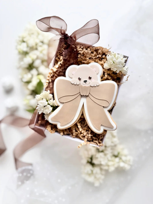 Schleife mit Bär – Cookie Cutter & Stempel (Teddy & Coquette Design für Baby & Geburtstag) – Produktmotiv für Cookie Cutter und Stempel – Danis Drip