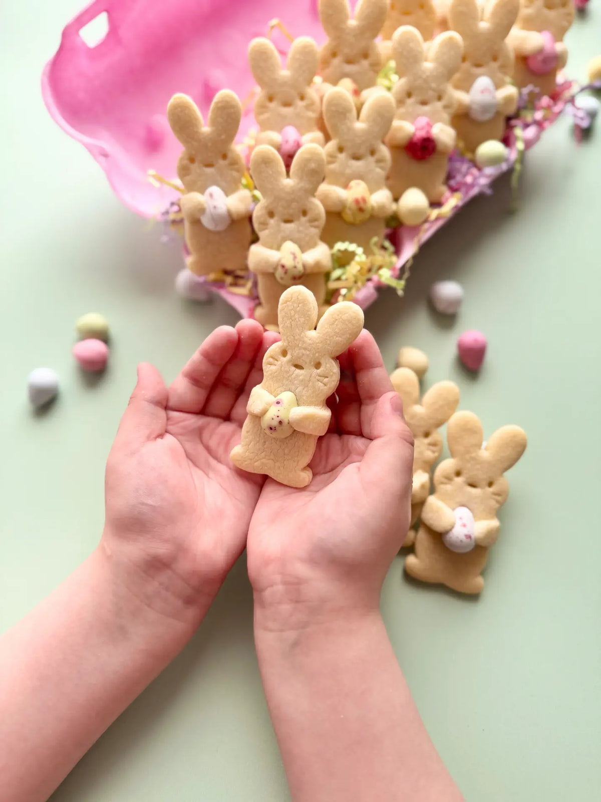 Hugging Hase – Cookie Cutter & Stempel (Umarmender Hase mit Herz, Oster & Love Design) – Produktmotiv für Cookie Cutter und Stempel – Danis Drip