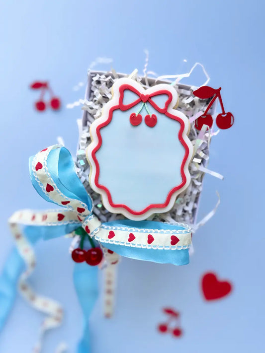 Spiegel mit Kirschen Cookie Cutter & Stempel – Vintage Ausstecher – Produktmotiv für Cookie Cutter und Stempel – Danis Drip